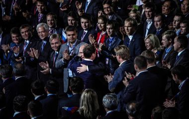 57_Leen_5_Russische minister-president Putin omhelst president Dmitry Medvedev Â© Maria Turchenkova.jpg