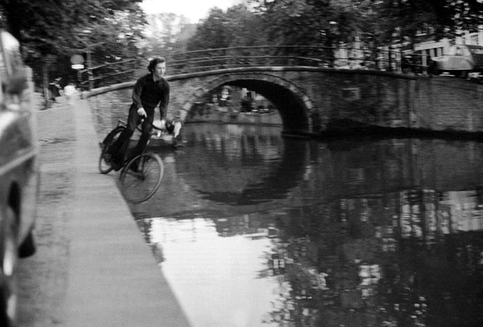 65_Gyselinck_Bas Jan Ader, 'Fall 2', Amsterdam 1970 (film still)_700.jpg