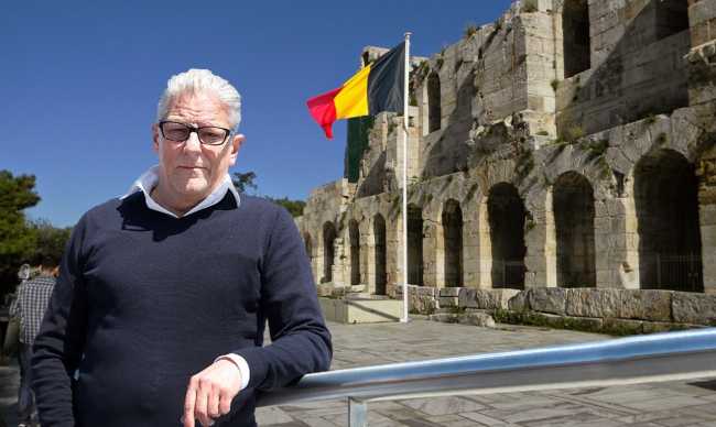 70_goeury_Jan Fabre plant de Belgische vlag in het Odeon van Herodes Atticus.jpg