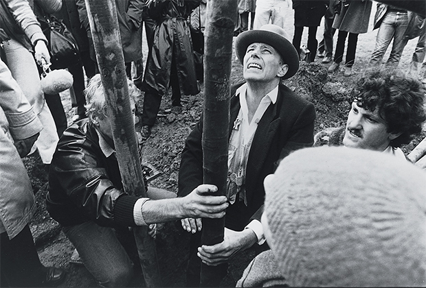 73_Jans_Joseph Beuys plant de eerste boom van '7000 Oaks', Documenta VII, Kassel, 1982.jpg