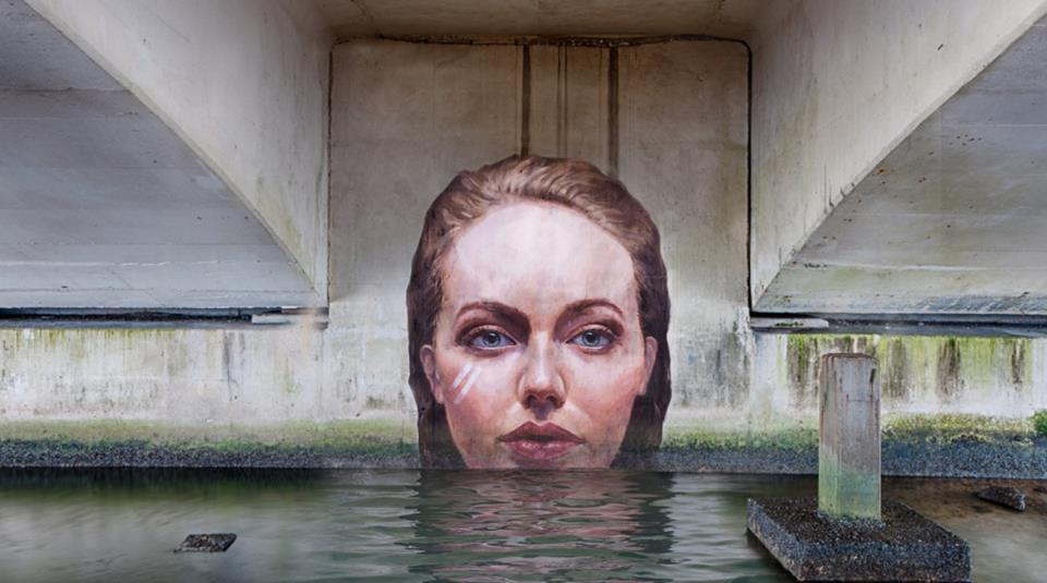 73_dewit_muurschilder Sean Yoro tekent vrouwen aan het water.jpg