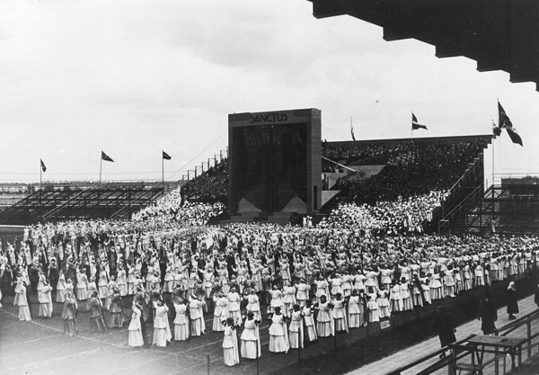 75_crombez_De Graal, Het Lydwinaspel, 30 april 1933, stadion van de Rotterdamse voetbalclub Xerxes.jpg